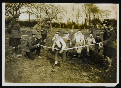 Black Watch hold sports whilst resting. A race for French children is never forg, Bestanddeelnr 158-1070