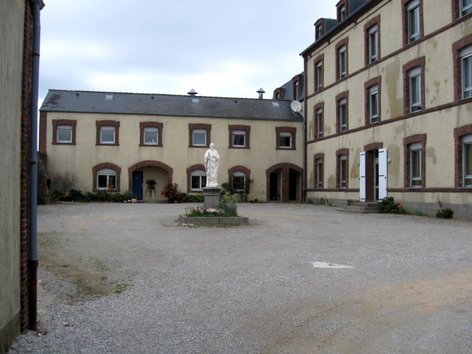 Biville (manche, Fr) presbytère, centre d'accueil Thomas Hélye