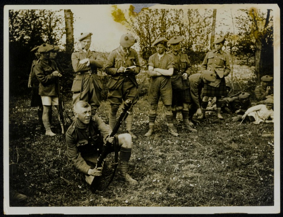 Black Watch hold sports whilst resting. Rifle grenade competition, Bestanddeelnr 158-0063