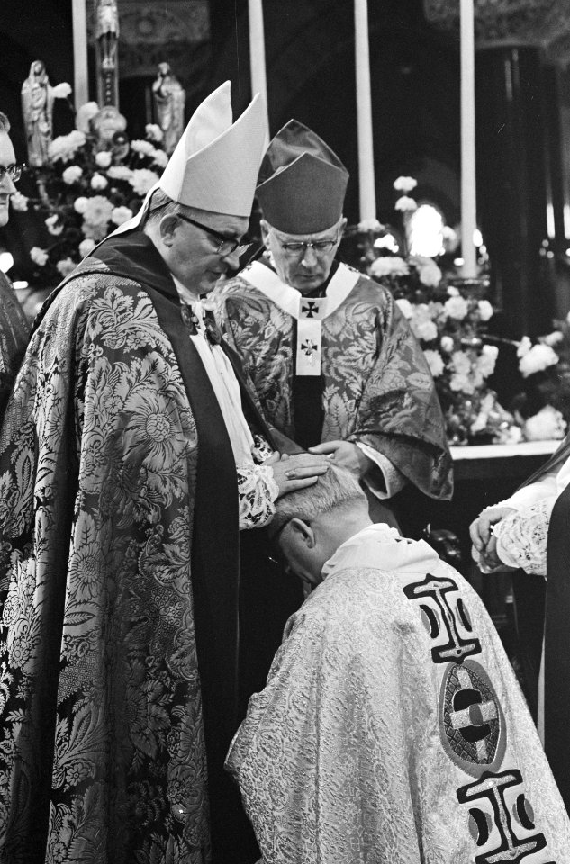 Bisschop mgr. drs. Zwartkruis tijdens de inwijding, Bestanddeelnr 919-6864