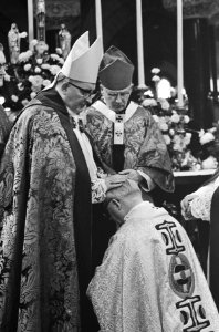Bisschop mgr. drs. Zwartkruis tijdens de inwijding, Bestanddeelnr 919-6864