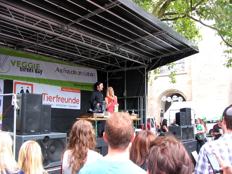Björn Moschinski kocht auf dem Veggie Street Day Dortmund 2012-08-11