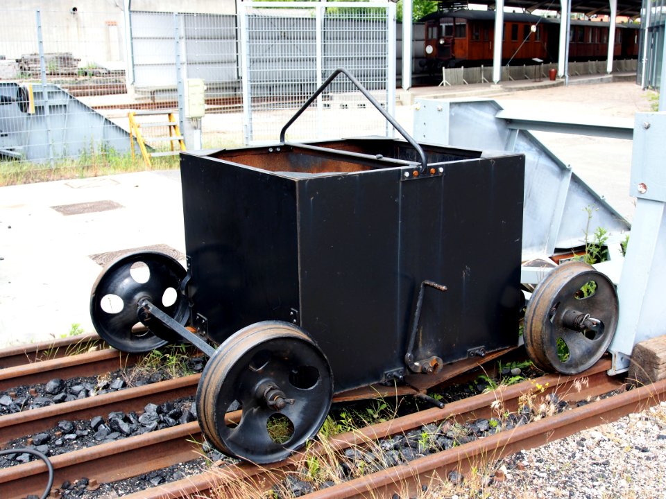 Black trolley pic2