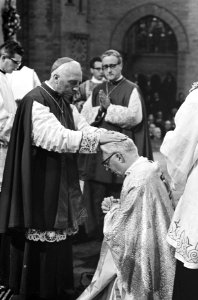 Bisschop mgr. drs. Zwartkruis tijdens de inwijding, Bestanddeelnr 919-6867