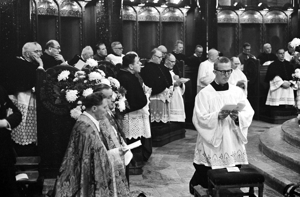 Bisschop mgr. drs. Zwartkruis tijdens de inwijding, Bestanddeelnr 919-6868