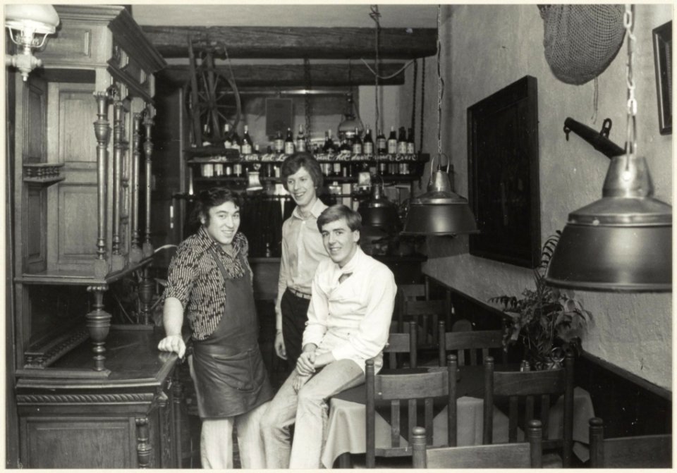 Bistro Canteclier, het interieur en de drie jonge mensen die de directie vormen. NL-HlmNHA 54004863