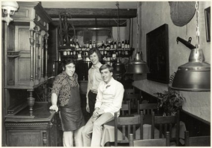 Bistro Canteclier, het interieur en de drie jonge mensen die de directie vormen. NL-HlmNHA 54004863