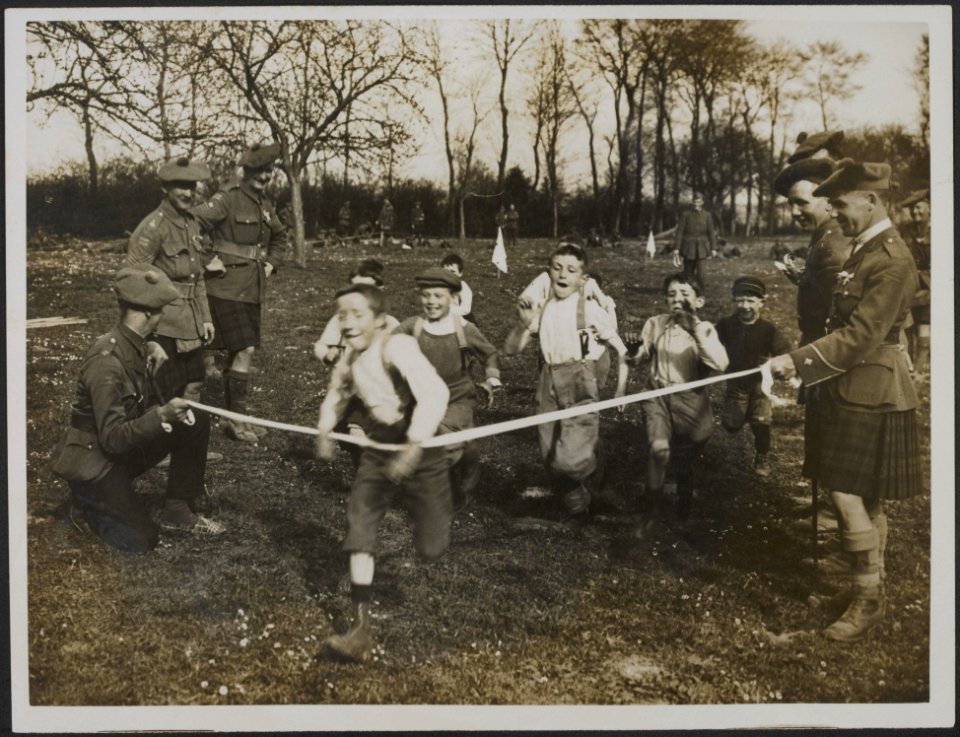 Black Watch hold sports whilst resting - A race for French children is never for, Bestanddeelnr 158-2845