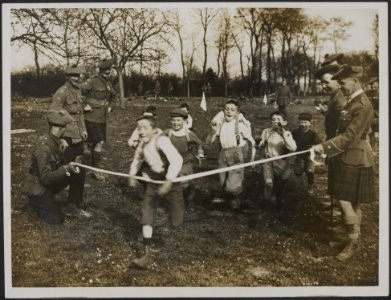 Black Watch hold sports whilst resting - A race for French children is never for, Bestanddeelnr 158-2845