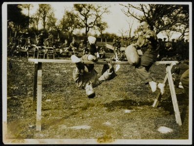 Black Watch hold sports whilst resting. Judging the pillow fight, Bestanddeelnr 158-0062