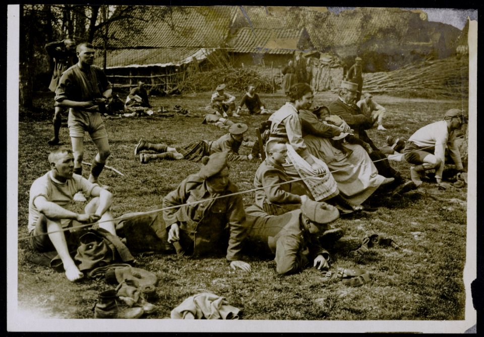 Black Watch hold sports whilst resting. Competitioners and spectators, Bestanddeelnr 158-0823