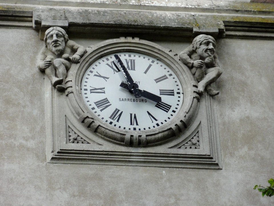 Blémerey (M-et-M) église, sculpture avec horloge, face A de la tour