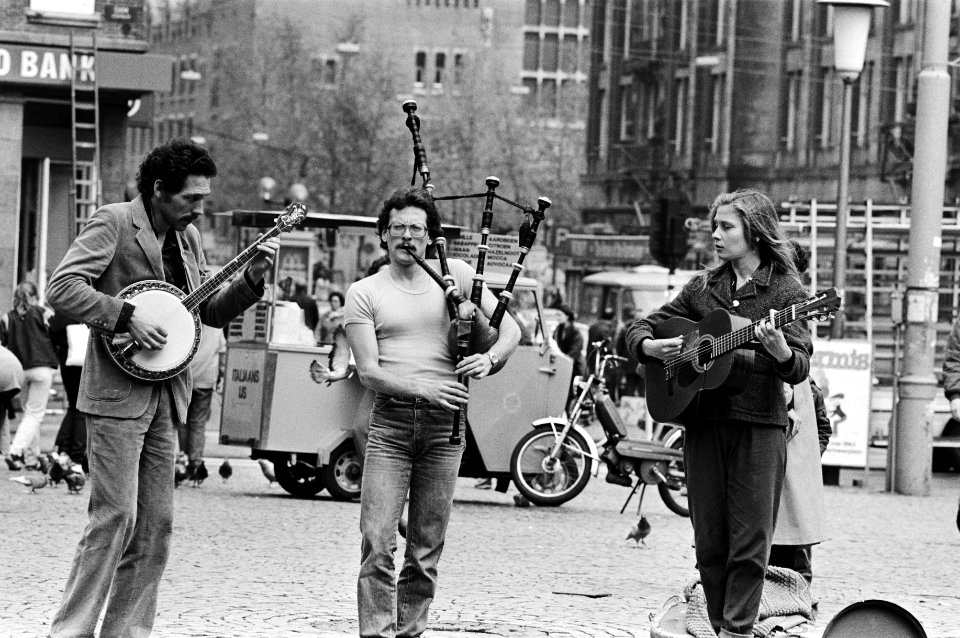 Buitenlandse straatmuzikanten met doedelzak en gitaar in Amsterdam, Bestanddeelnr 932-5953