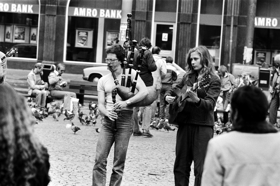 Buitenlandse straatmuzikanten met doedelzak en gitaar in Amsterdam, Bestanddeelnr 932-5952