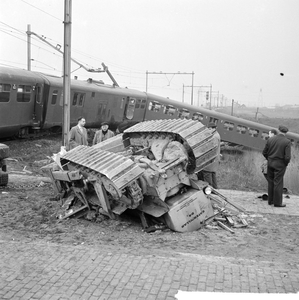 Bulldozer in botsing met trein op de lijn Emmen-Zwolle, Bestanddeelnr 912-2683