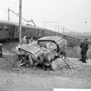 Bulldozer in botsing met trein op de lijn Emmen-Zwolle, Bestanddeelnr 912-2683