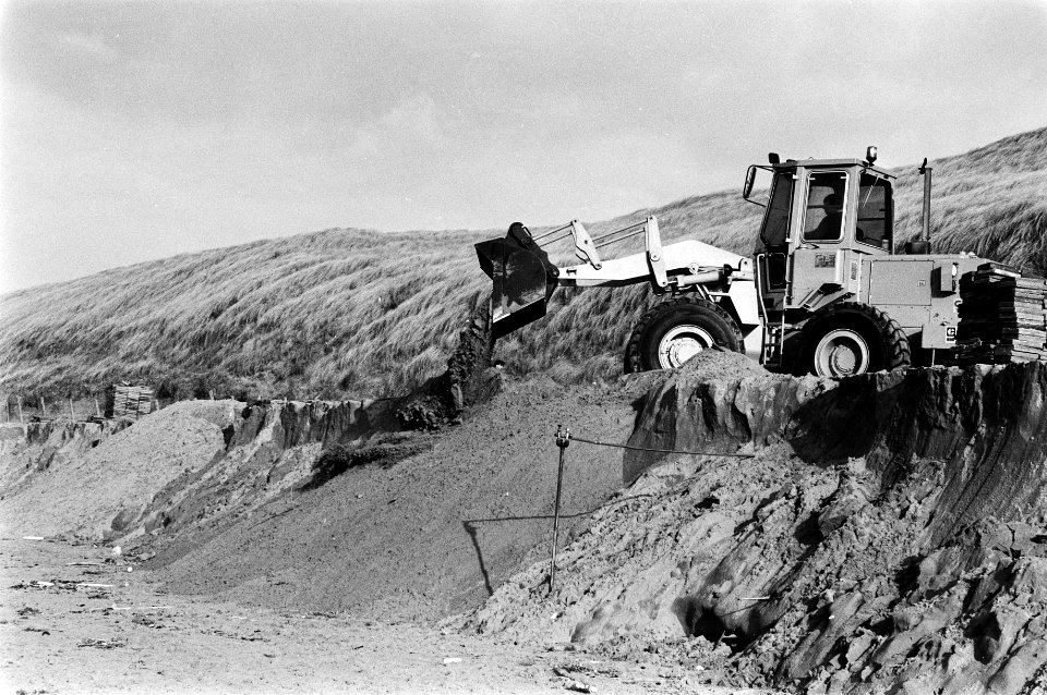 Bulldozer op het strand bezig de schade te herstellen, Bestanddeelnr 932-4897