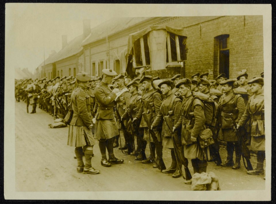 Black Watch in a village answering Present prior to going into the firing line, Bestanddeelnr 158-1203