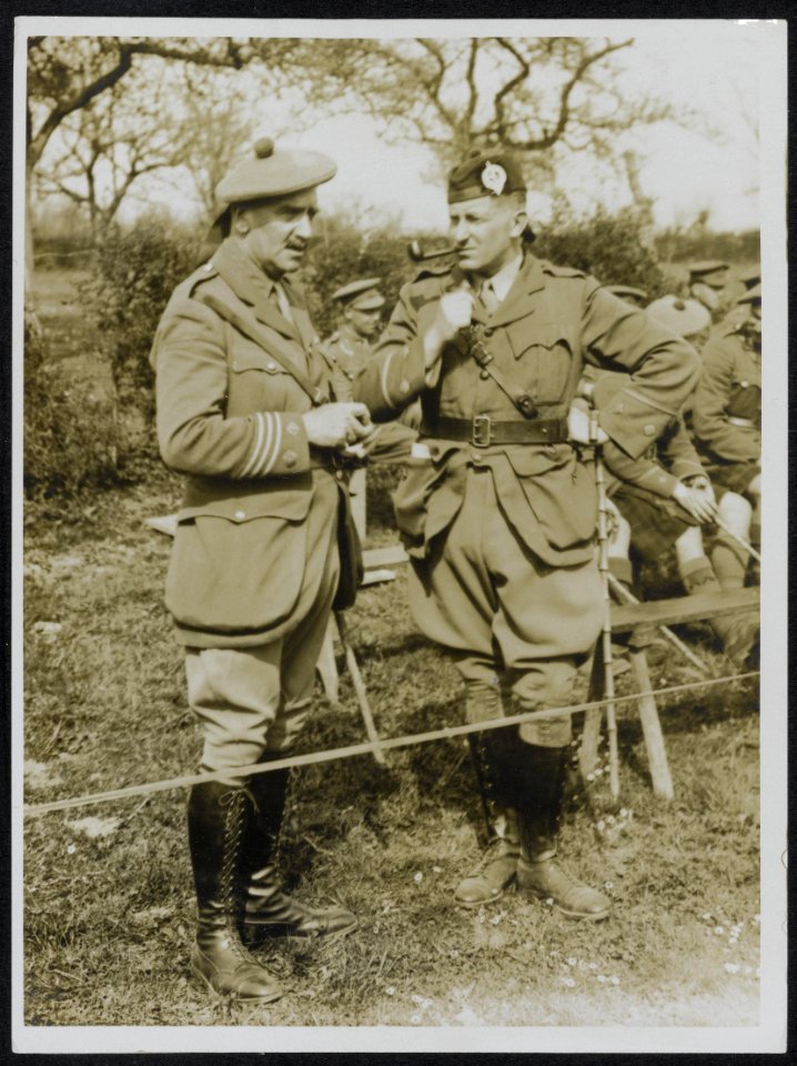 Black Watch hold sports whilst resting. The colonel of the Black Watch, Bestanddeelnr 158-0928