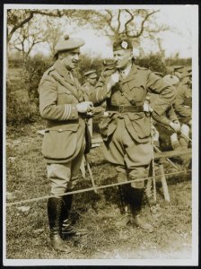 Black Watch hold sports whilst resting. The colonel of the Black Watch, Bestanddeelnr 158-0928