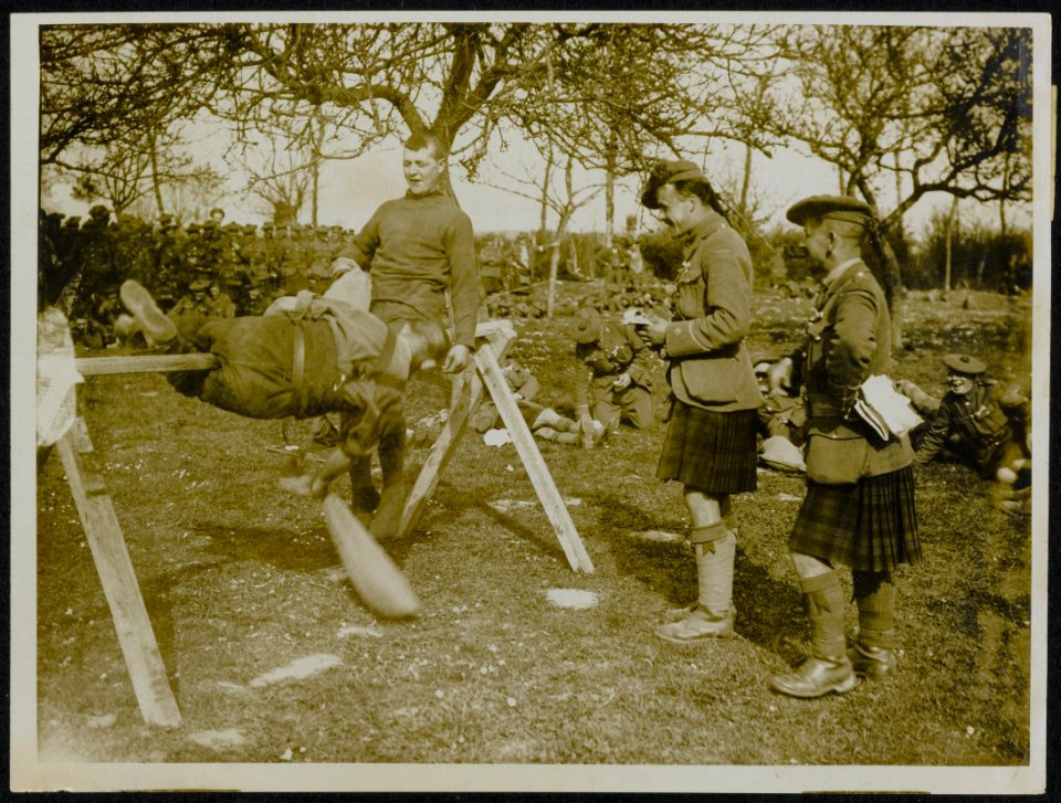 Black Watch hold sports whilst resting. Judging the pillow fight., Bestanddeelnr 158-0045