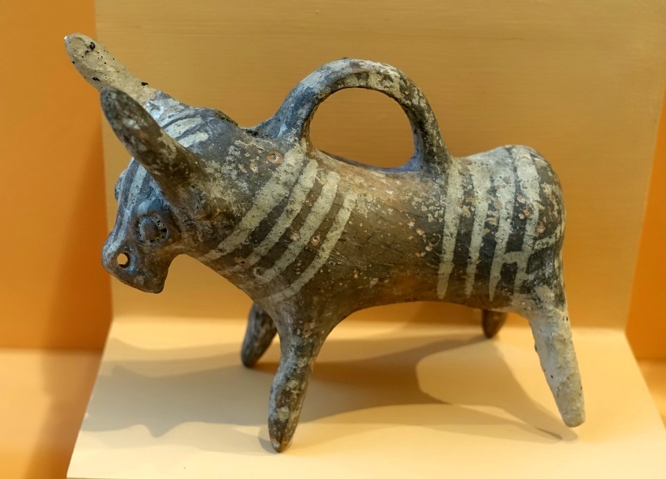 Bull rhyton, Base Ring II Ware, Late Cypriot II - Harvard Semitic Museum - Cambridge, MA - DSC06300