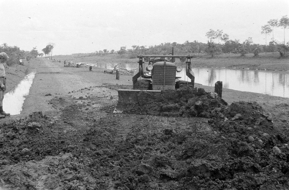 Bulldozer van de Genie in egaliseert een weg langs een kanaal bij Cikampek, Bestanddeelnr 466-5-4