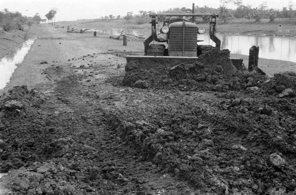 Bulldozer van de Genie in egaliseert een weg langs een kanaal bij Cikampek, Bestanddeelnr 466-5-3
