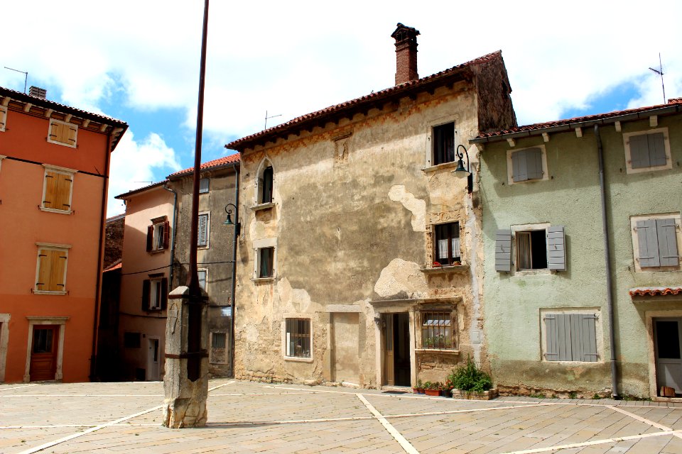 Buje – Gothic-venetian Palace - 01