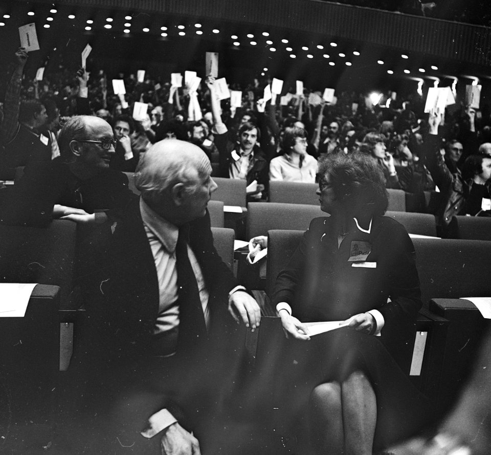 Buitengewoon congres PvdA in Den Haag Den Uyl kijkt naar stemming, Bestanddeelnr 929-4244