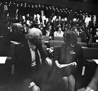 Buitengewoon congres PvdA in Den Haag Den Uyl kijkt naar stemming, Bestanddeelnr 929-4244