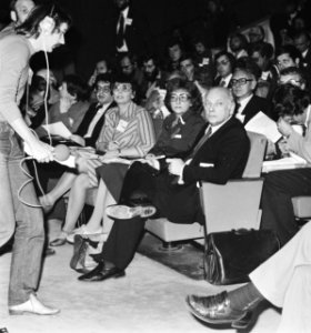 Buitengewoon congres PvdA in Den Haag v.l.n.r. Van Thijn , Ien van de Heuvel ,, Bestanddeelnr 929-4248