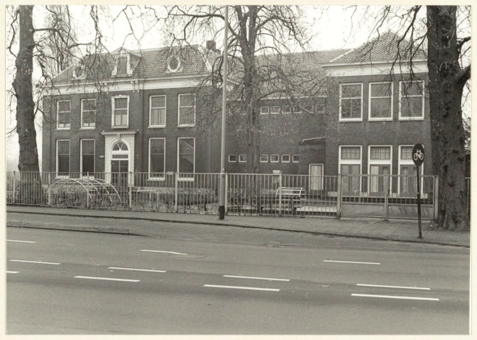 Buitenrustschool aan de Buitenrustlaan. In 1978 wordt in dit schoolgebouw de opleiding Ziekenverzorgsters ondergebracht