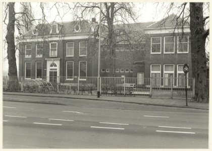 Buitenrustschool aan de Buitenrustlaan. In 1978 wordt in dit schoolgebouw de opleiding Ziekenverzorgsters ondergebracht