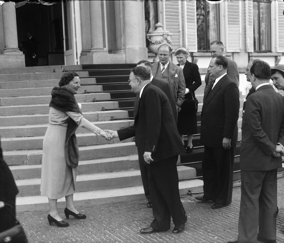 Buitenlandse Zaken Jaarbeurs gasten bij koningin Juliana, Bestanddeelnr 904-5049