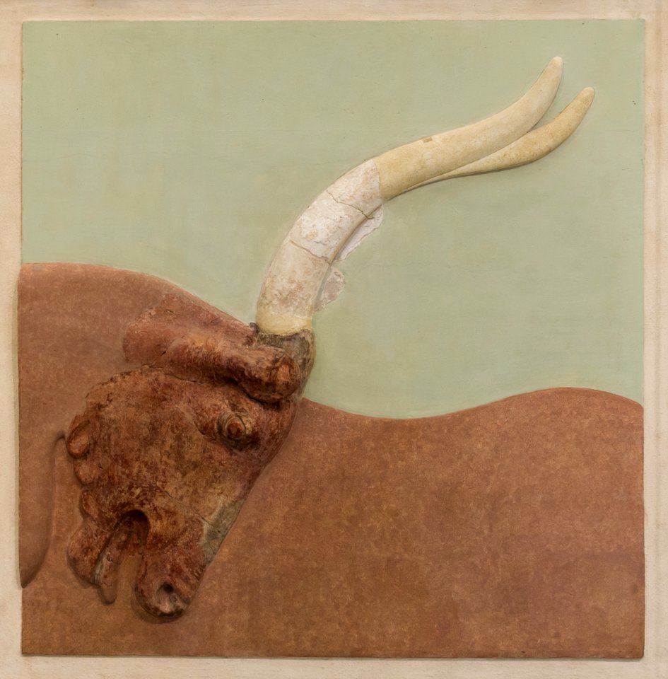 Bull relief fresco archmus Heraklion
