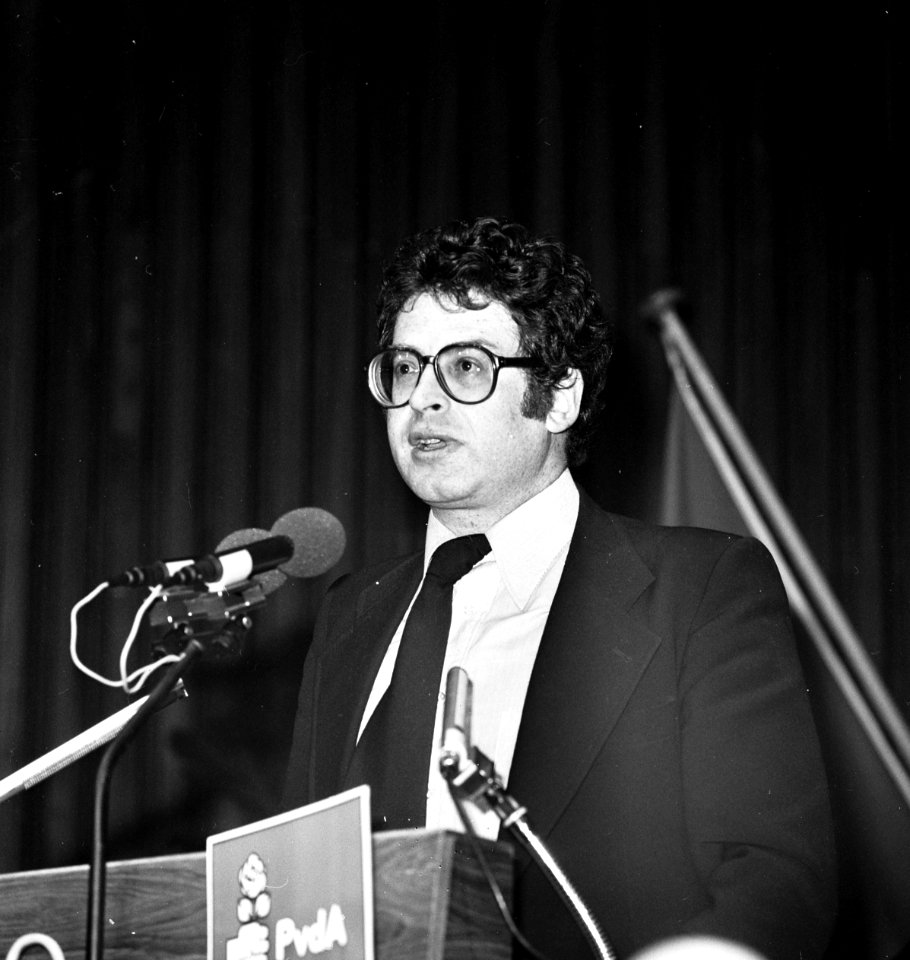 Buitengewoon congres PvdA in Den Haag Ed van Thijn aan het woord (koppen), Bestanddeelnr 929-4249