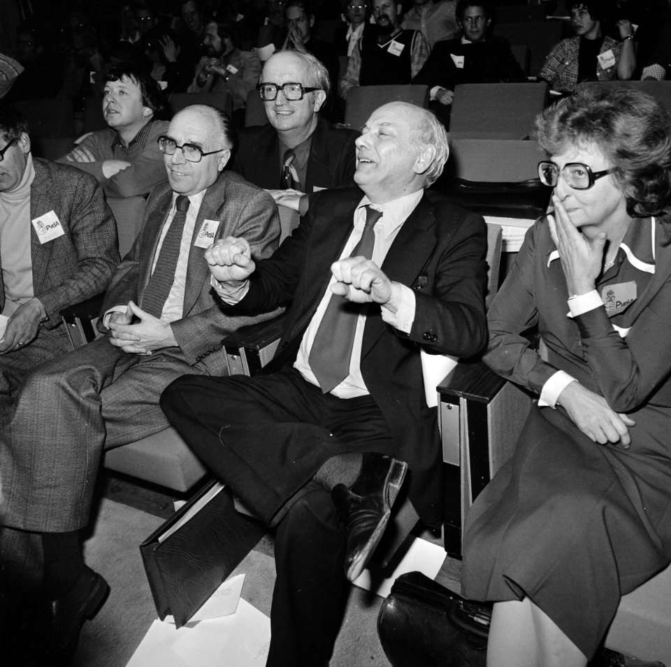 Buitengewoon congres PvdA in Den Haag Den Uyl na zij toespraak, Bestanddeelnr 929-4246