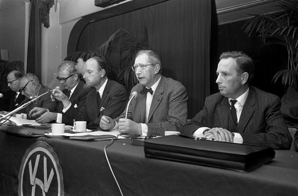 Buitengewoon congres VVD in Hilversum aan bestuurstafels v.r.n.l. Korthals Altes, Bestanddeelnr 921-8607