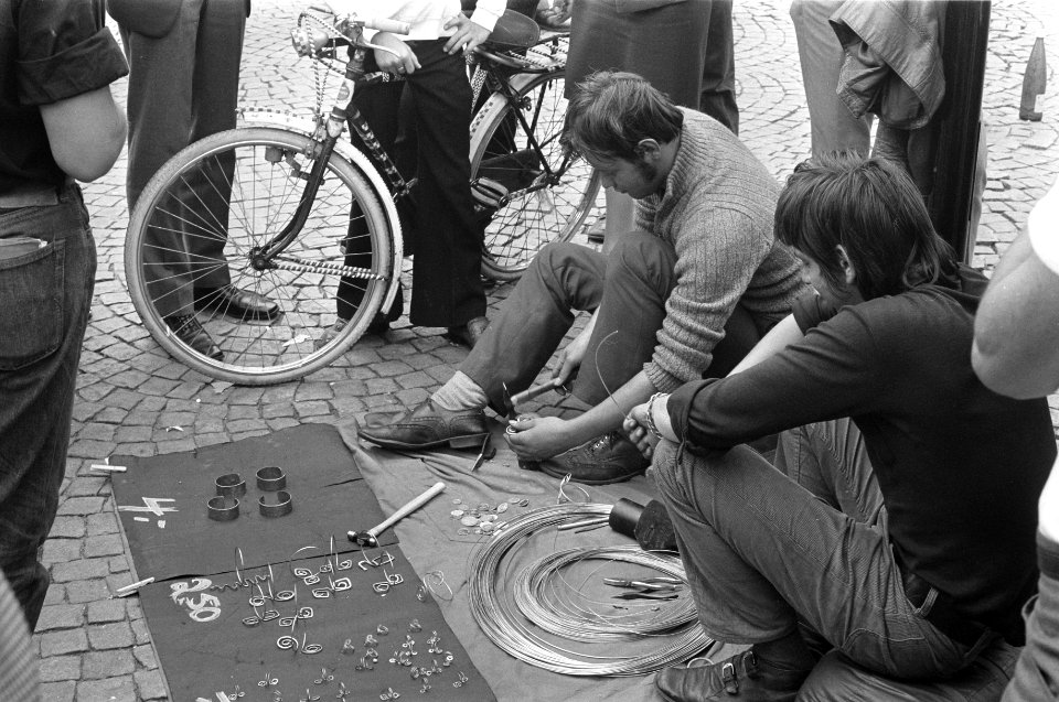 Buitenlanders bezig met kunstwerk, Bestanddeelnr 922-6626