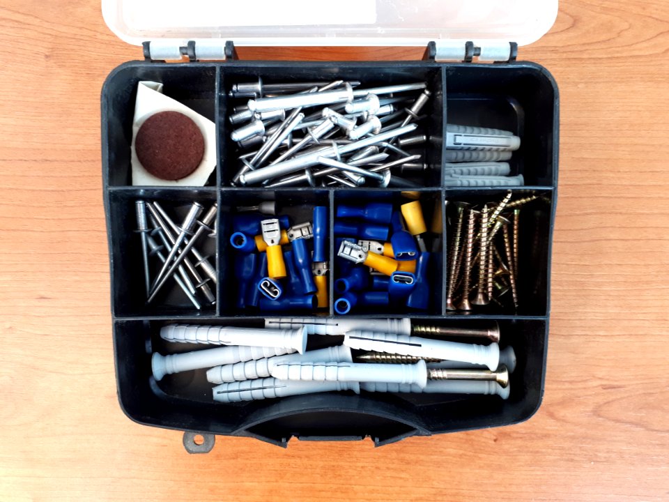 Black screw box - 17 x 15 x 3.5 cm - B