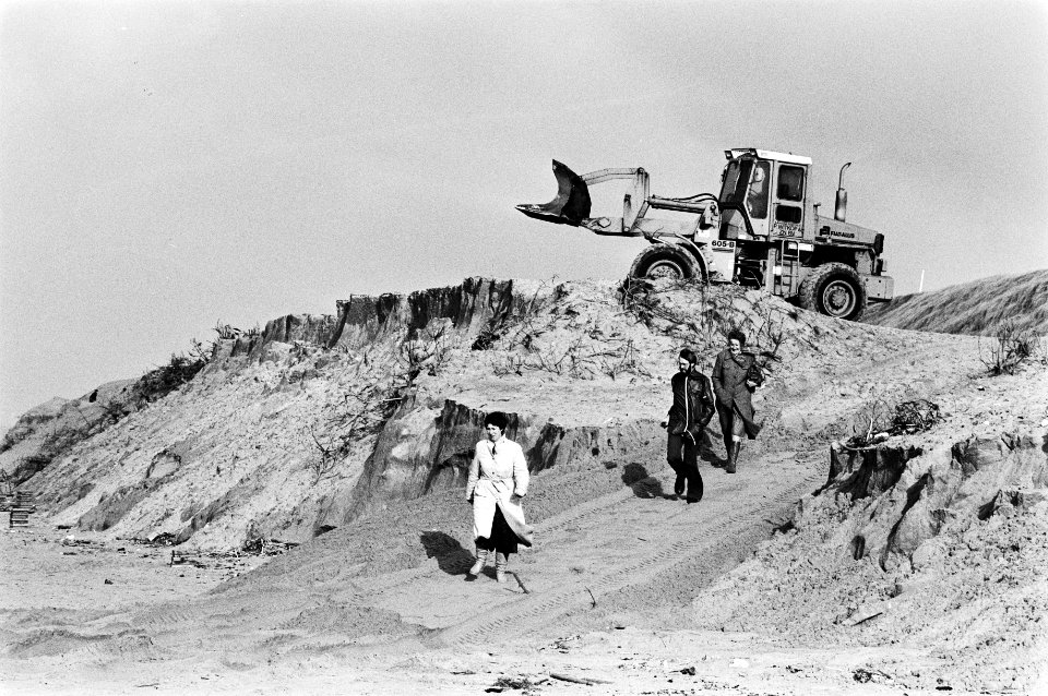 Bulldozer en wandelaars op het strand, Bestanddeelnr 932-4896