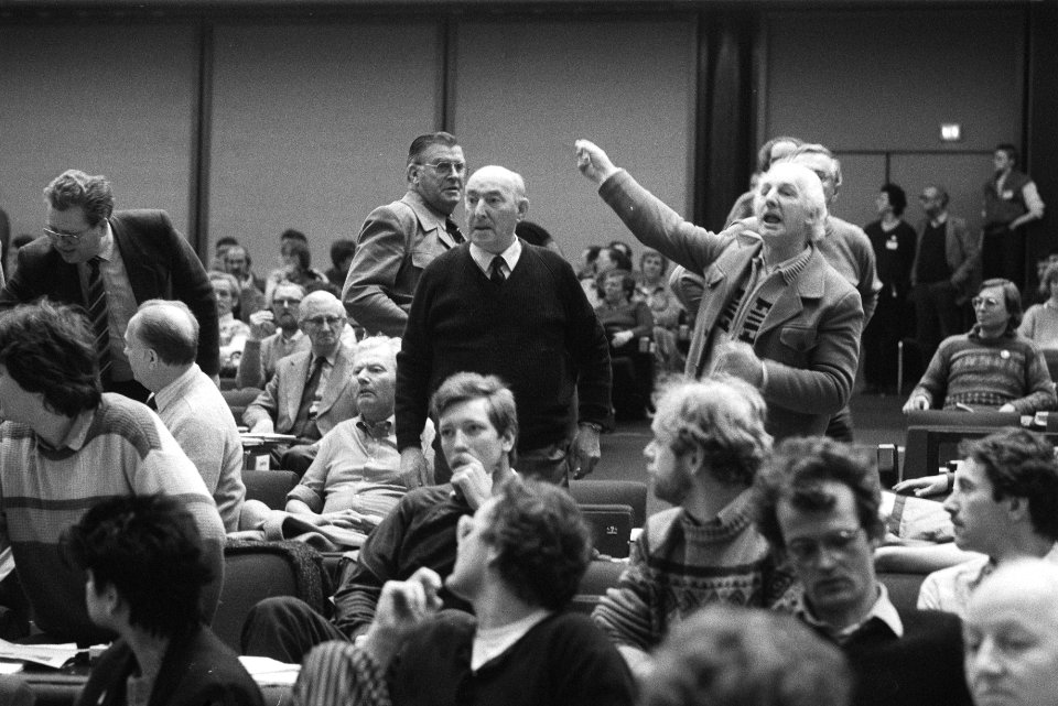 Buitengewoon congres CPN over nieuw partijprogram in RAI emotie bij congresdeel, Bestanddeelnr 932-8559