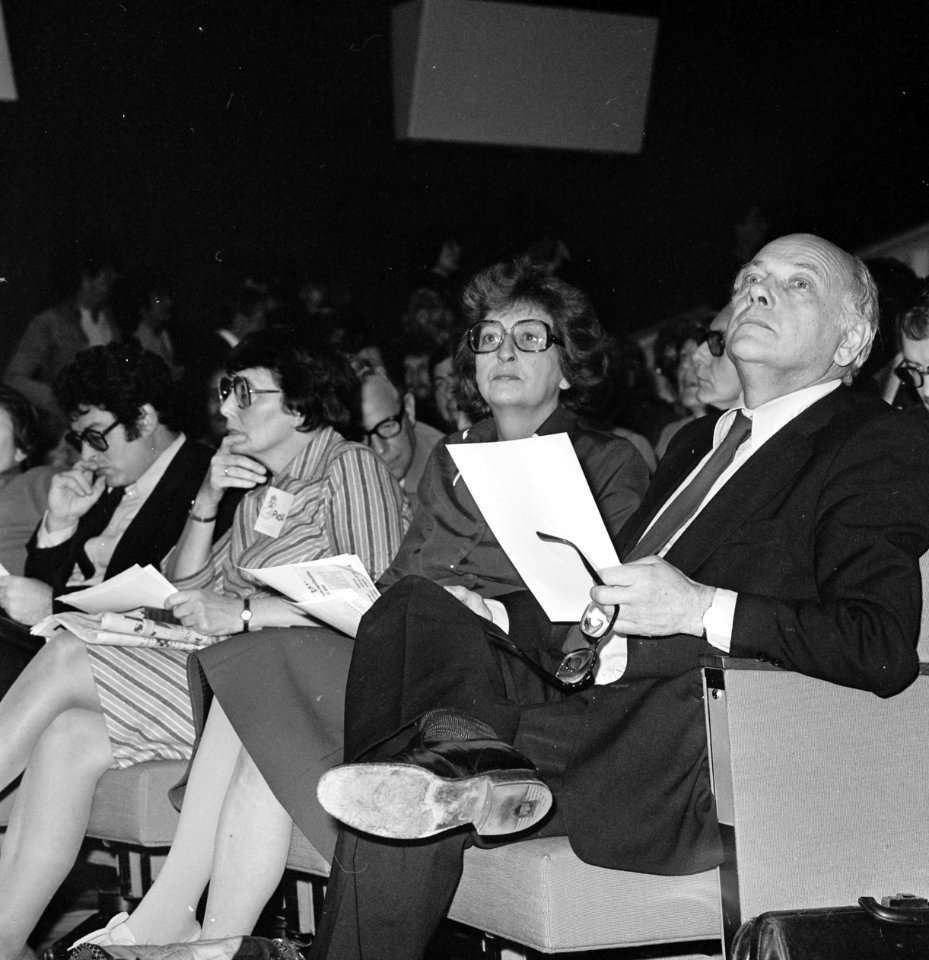Buitengewoon congres PvdA in Den Haag Ien van de Heuv en Liesbeth en Joop den , Bestanddeelnr 929-4254