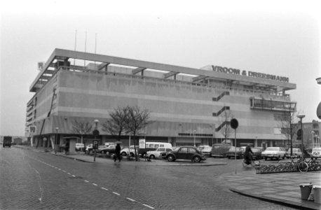 Buitenkant van het warenhuis met parkeerplaats, Bestanddeelnr 924-3527