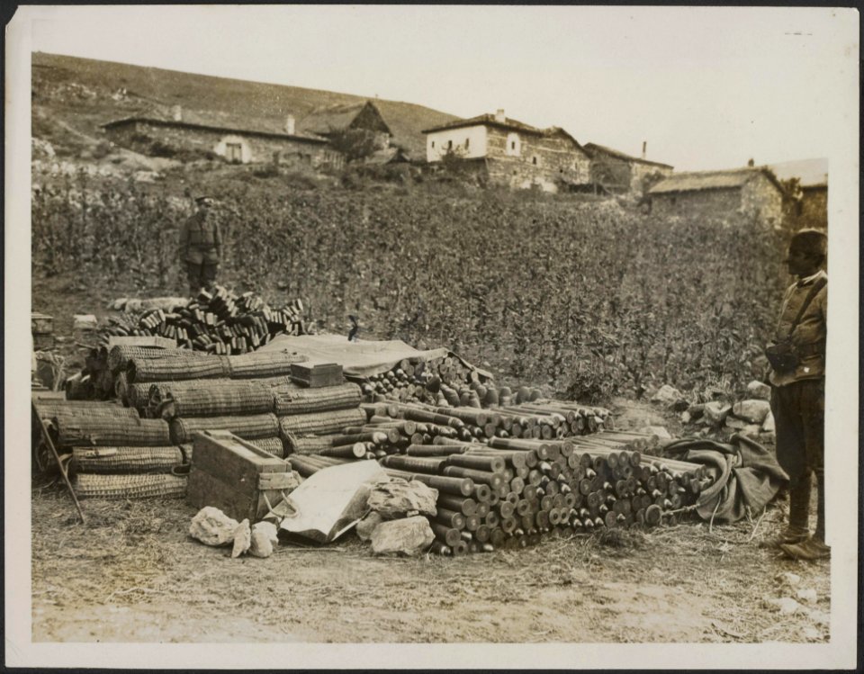 Bulgar shells and rifles (there are many more) taken by the Serbians. In the bas, Bestanddeelnr 158-2191