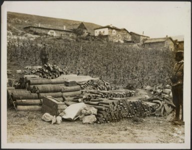 Bulgar shells and rifles (there are many more) taken by the Serbians. In the bas, Bestanddeelnr 158-2191
