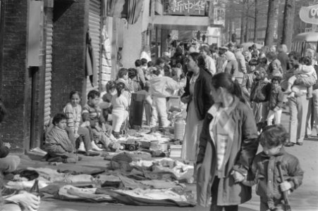 Buitenlanders op Amsterdamse vrijmarkt, Bestanddeelnr 933-6434