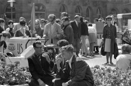 Buitenlanders laten zich uittekenen op de Dam, nozems met gitaren op de Dam, Bestanddeelnr 919-4161