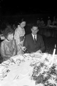 Buitenlandse persvereniging houdt ontvangst in Okurahotel Amsterdam, Bestanddeelnr 925-1952